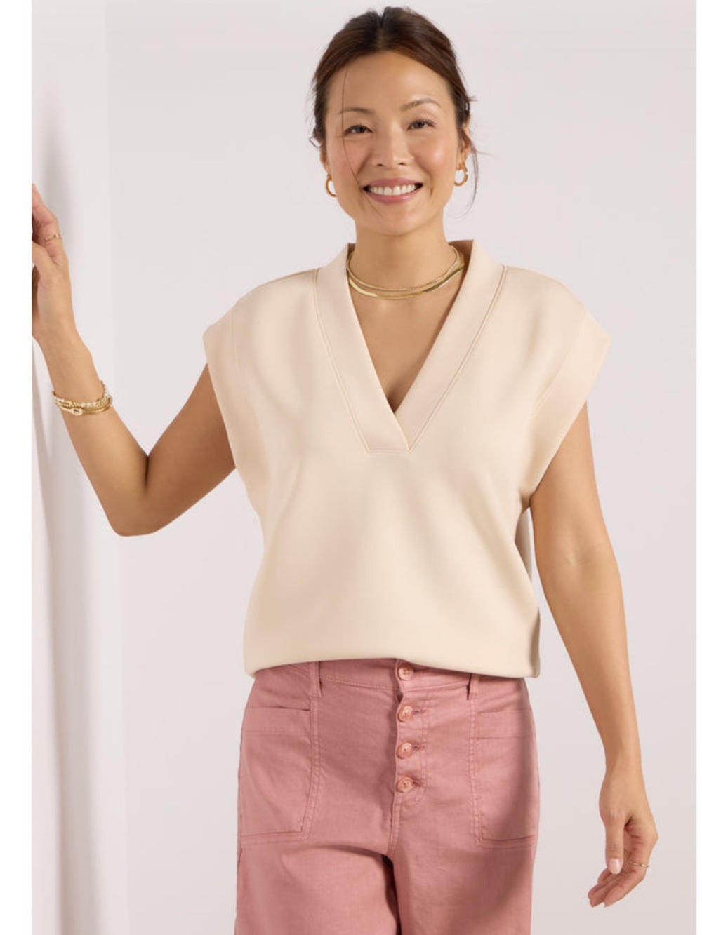 EUC Evereve Eva Sleek V Neck Top. Size XL
Color is Cream